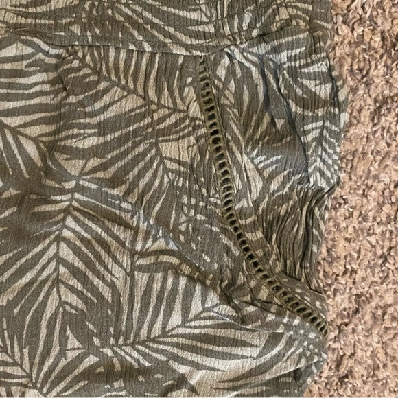 Three Dots Leaf Print Shorts Sage Green Sz Large - Picture 3 of 8